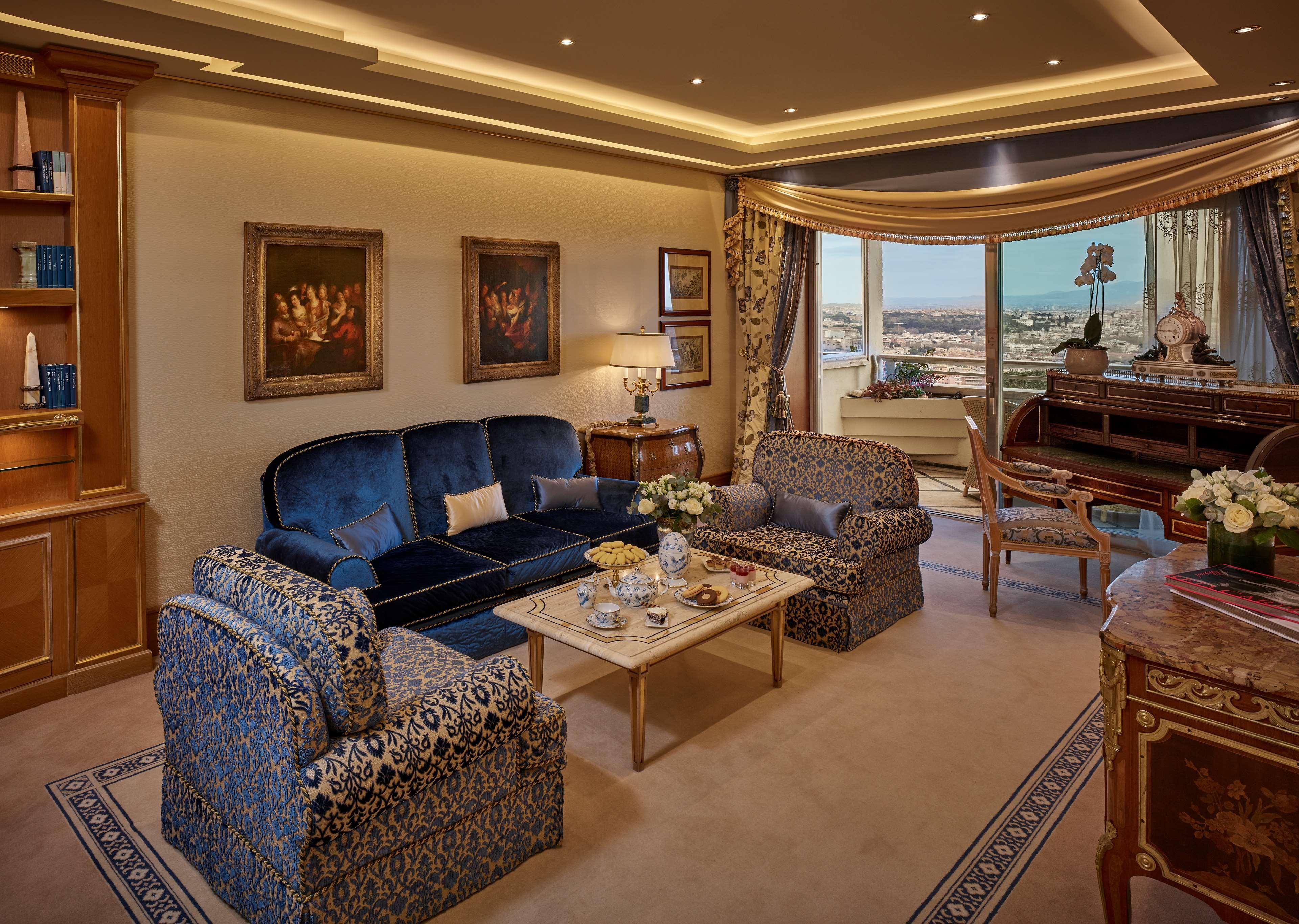 Rome Cavalieri, A Waldorf Astoria Hotel Esterno foto The living room of a Presidential Suite