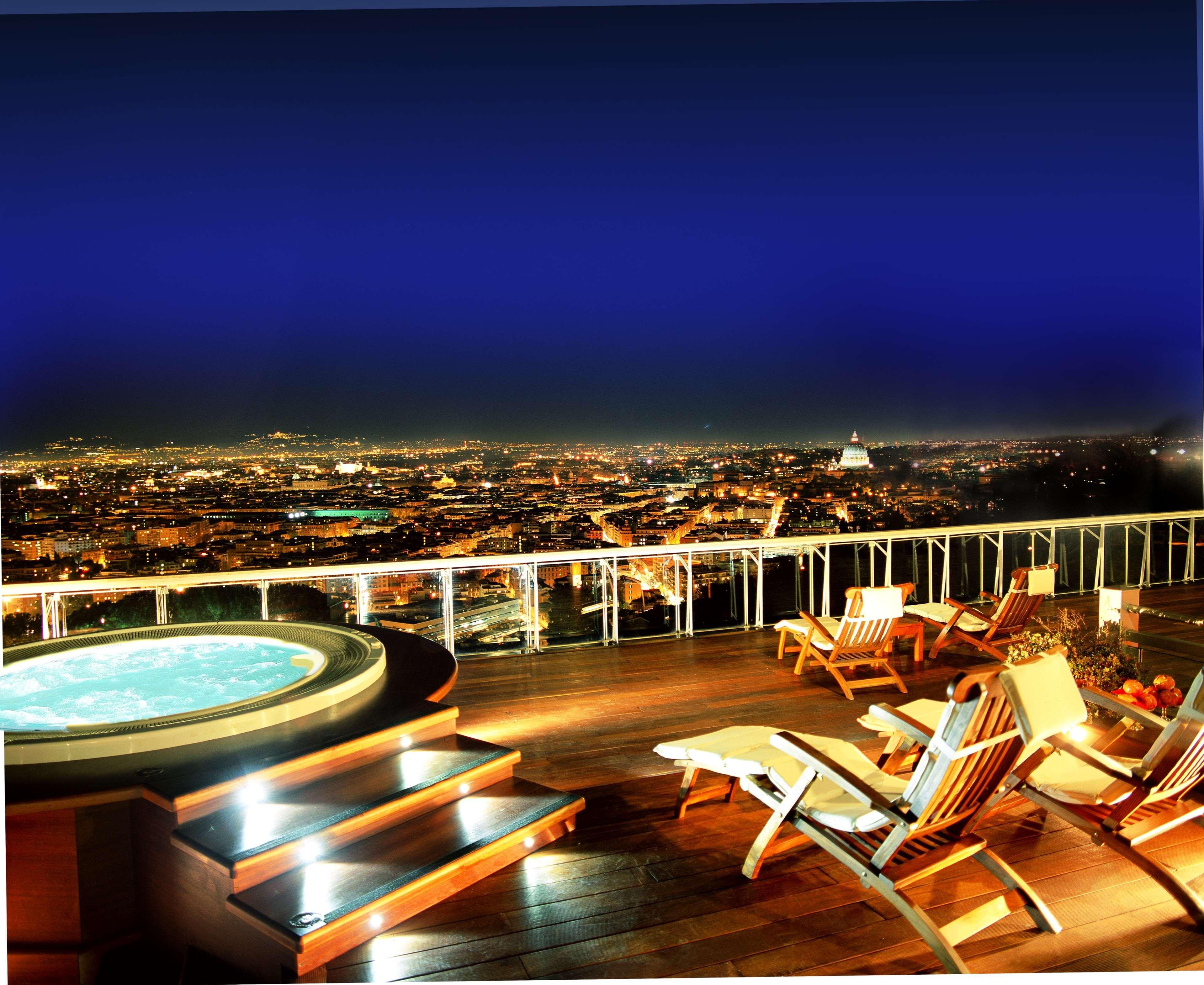Rome Cavalieri, A Waldorf Astoria Hotel Esterno foto The rooftop terrace at the Hotel