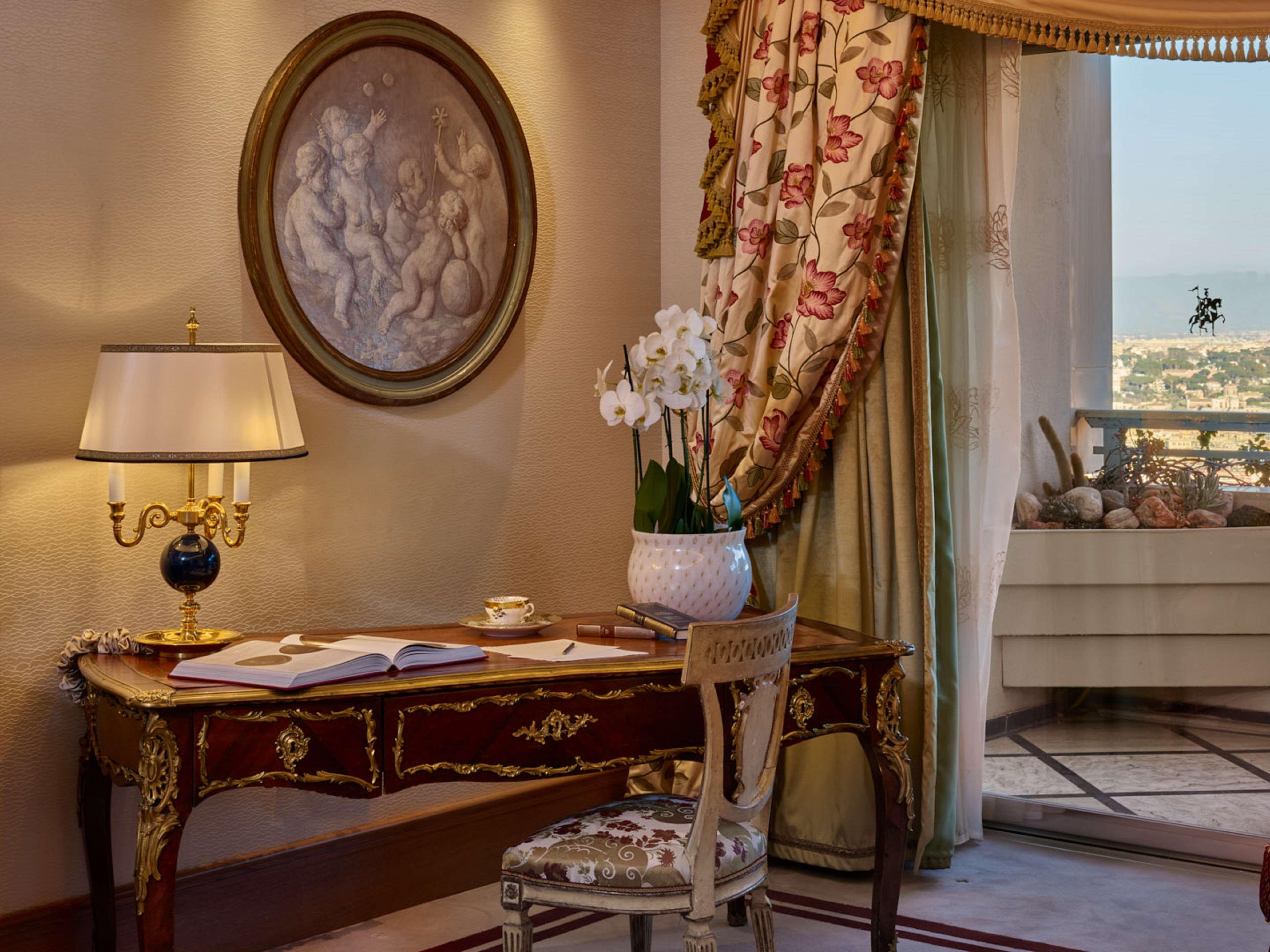 Rome Cavalieri, A Waldorf Astoria Hotel Esterno foto A desk in a suite at the Four Seasons Hotel, Los Angeles