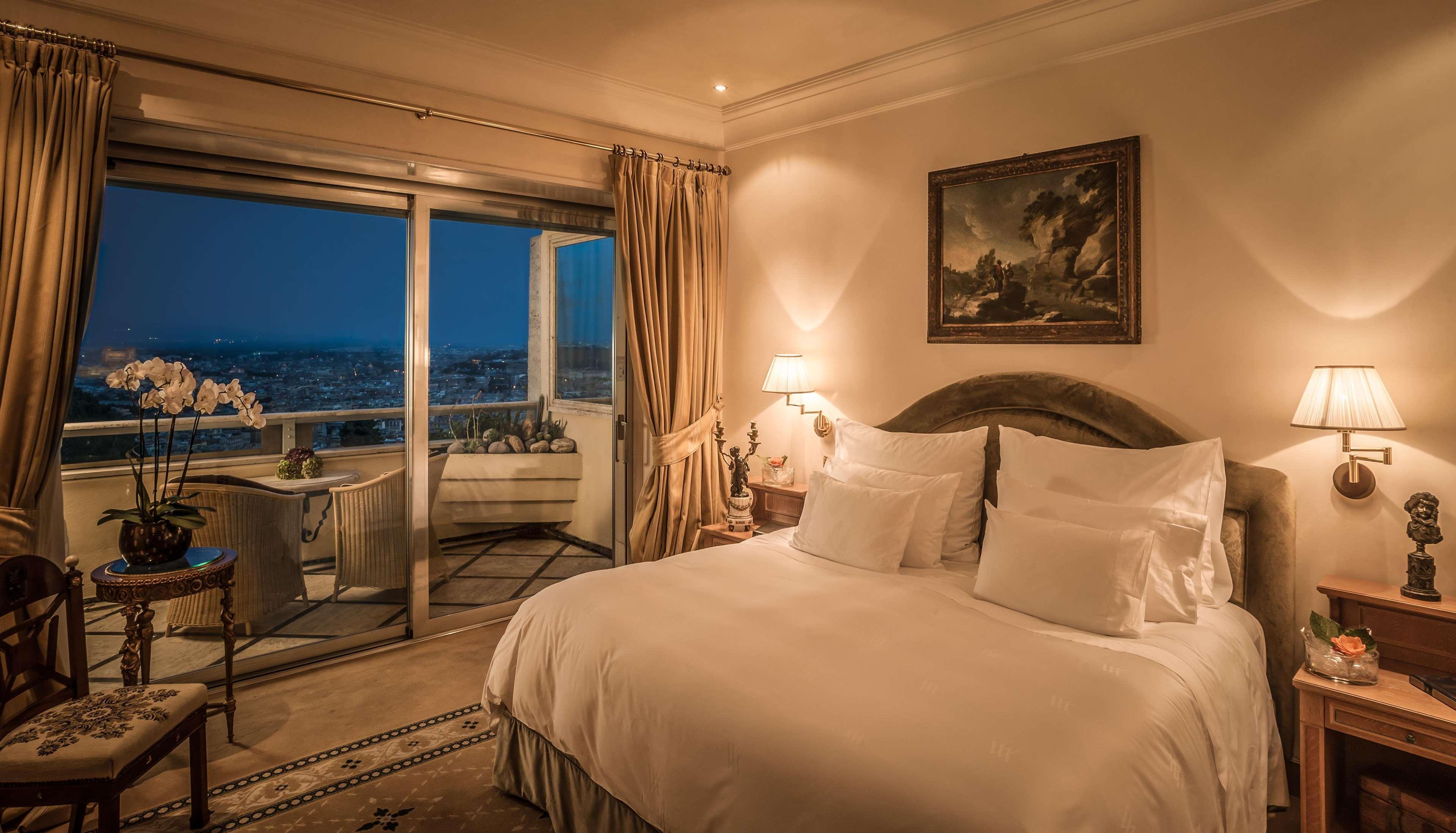 Rome Cavalieri, A Waldorf Astoria Hotel Esterno foto A bedroom at the Four Seasons Hotel