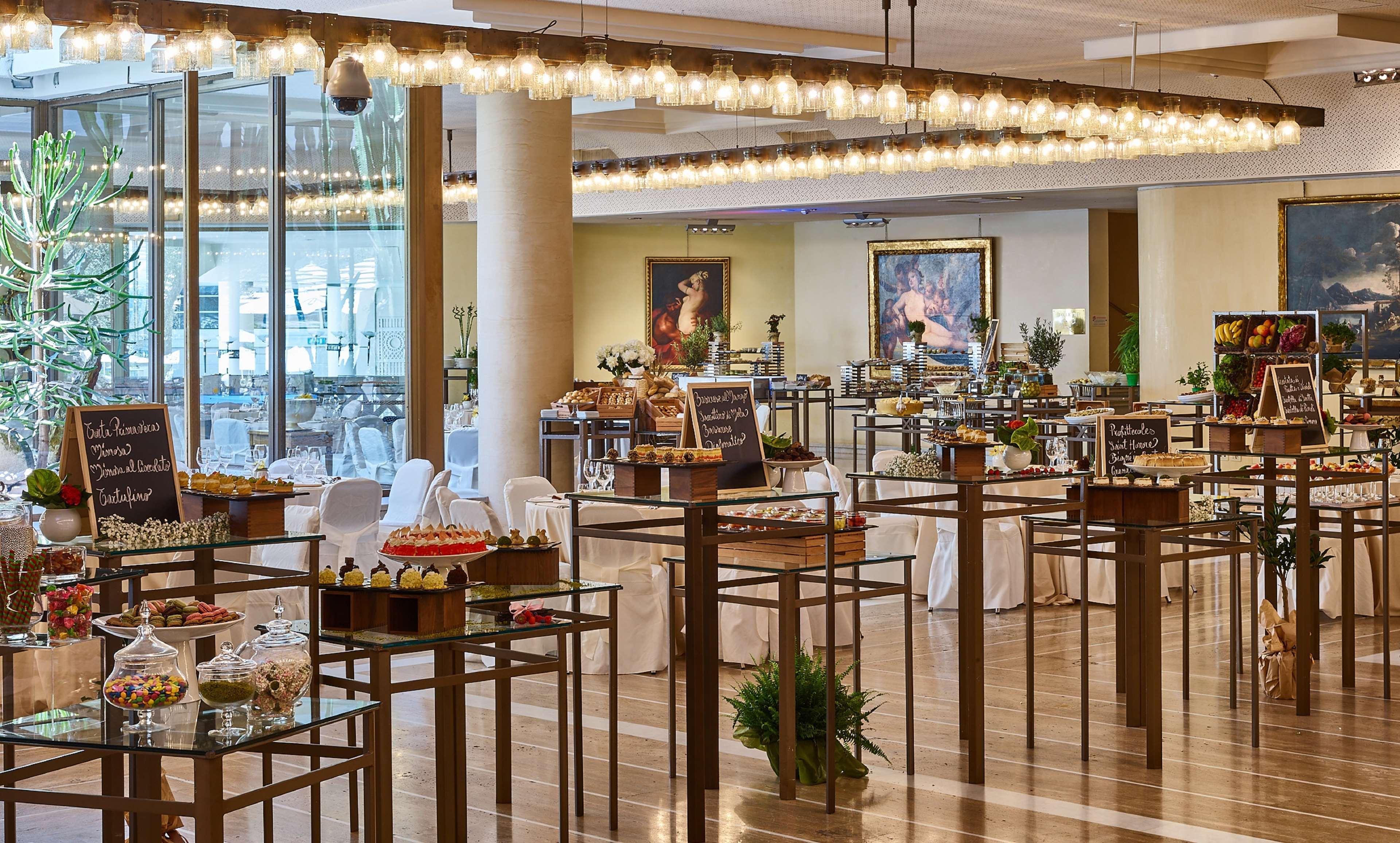 Rome Cavalieri, A Waldorf Astoria Hotel Esterno foto The buffet at the hotel