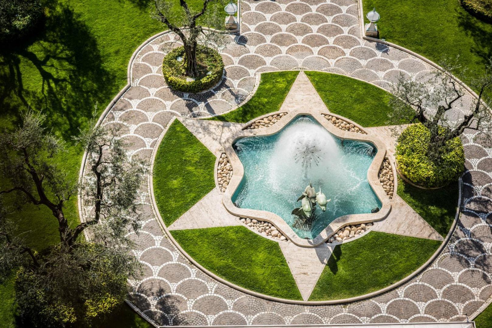 Rome Cavalieri, A Waldorf Astoria Hotel Esterno foto The Star Fountain