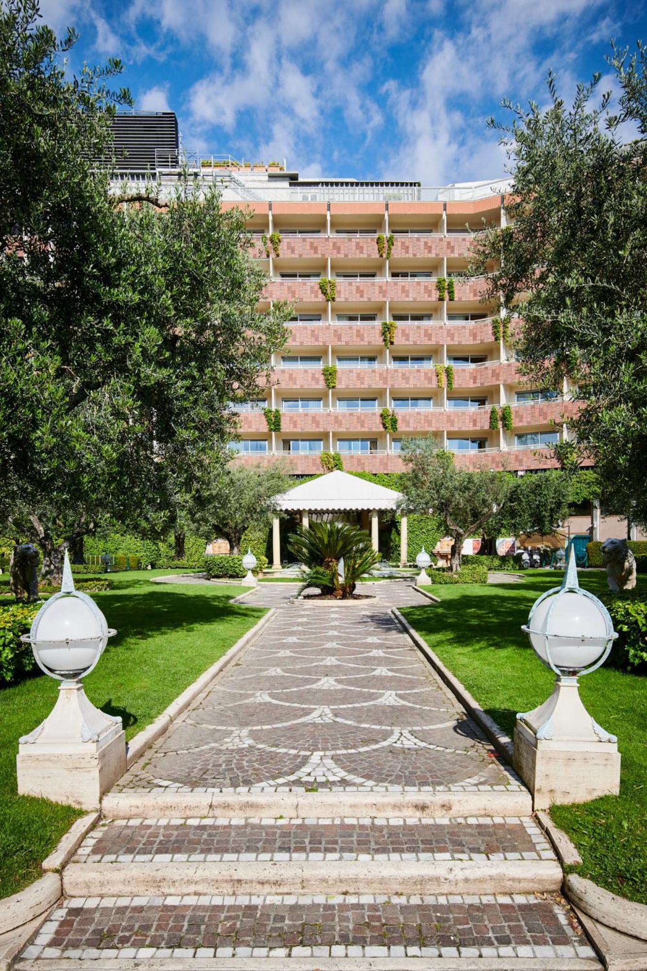 Rome Cavalieri, A Waldorf Astoria Hotel Esterno foto The hotel's gardens